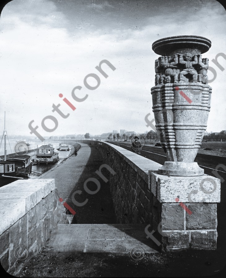 Skulptur einer Vase am Rhein ; Sculpture of a vase on the Rhine - Foto foticon-simon-340-027-sw.jpg | foticon.de - Bilddatenbank für Motive aus Geschichte und Kultur